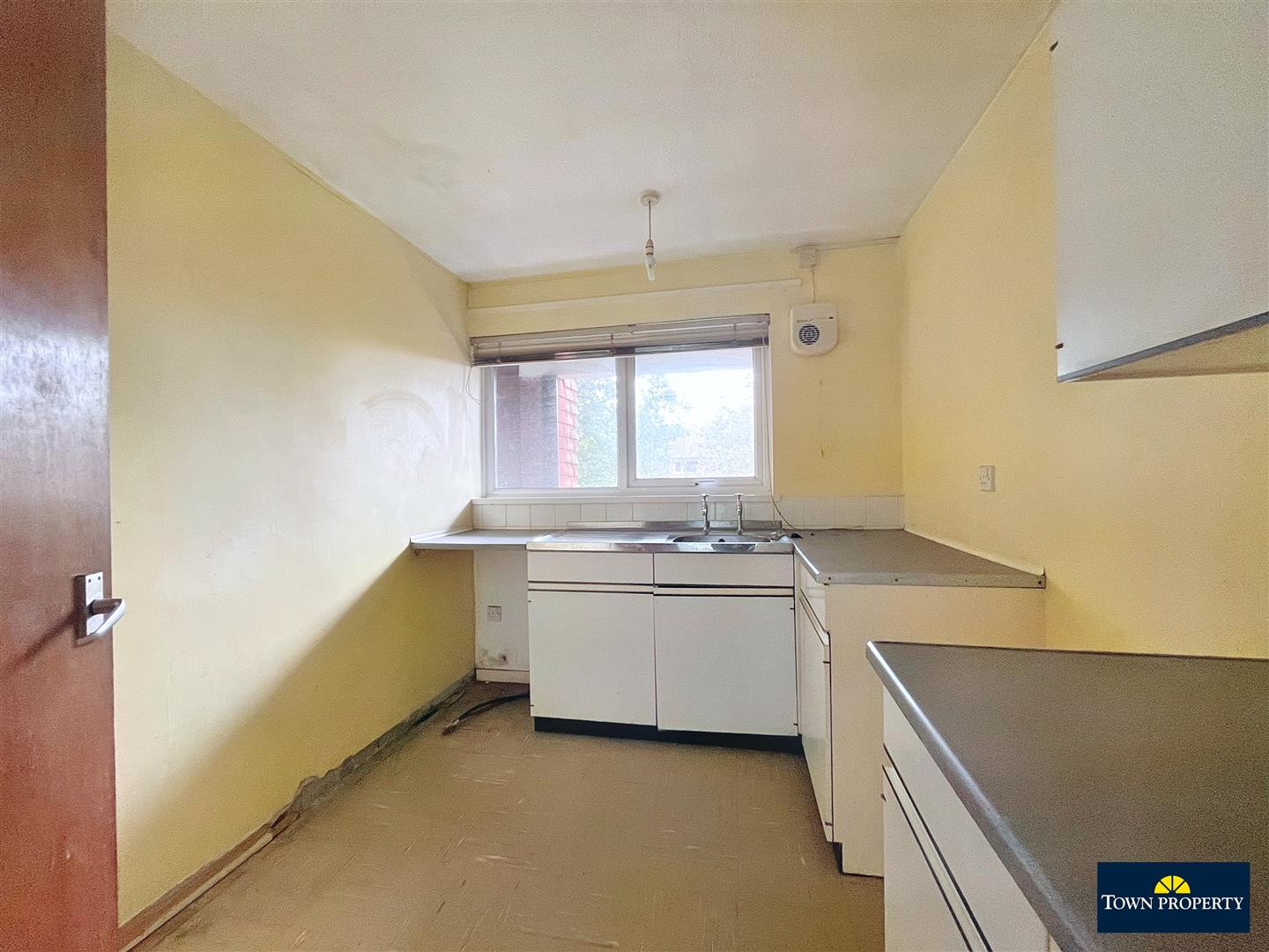 Property Details for Welbeck Close Eastbourne BN22 0UA Town Property